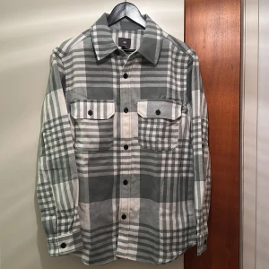 HM Overshirt  - Helt ny och ej använd, har fortfarande tags på.