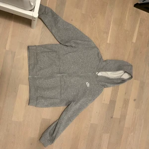 Nike zip hoodie 158-170 - Grå Nike zip hoodie i storlek 158-170, mycket bra skick, använd fåtal gånger, bra för 11-13 år