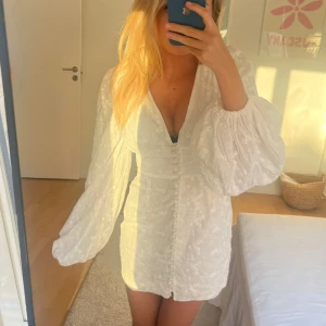 Adoore vit klänning Florence  - Säljer denna eftersökta Adoore klänningen i modellen florence!!! Storleken är 32 och klänningarna har alla lapparna kvar. Måste tyvärr sälja pga för liten. Nytt pris är 1495, mitt pris är 1200 men det är diskuterbart!! 