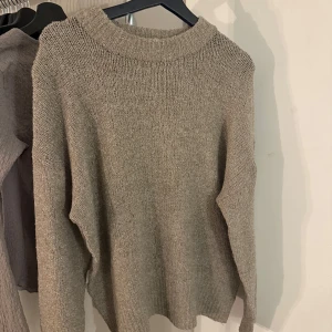 Beige stickad tröja från 157 - Säljer en mysig beige stickad tröja från 157. Tröjan har en rund halsringning och långa ärmar, perfekt för kyligare dagar. Den är enkel och stilren, vilket gör den lätt att matcha med olika outfits. Perfekt för höst och vinter!🤎🤎