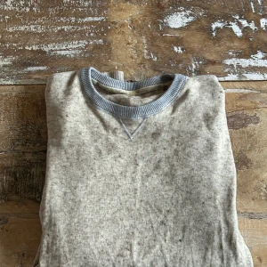 Stenströms ströja  - Säljer en beige Stenströms tröja med gråa detaljer i strl M. Den är i fint skick och köptes för ungefär ett år sen. Inköpt för 1400 och säljer den nu för 250. Hör av er vid frågor! 