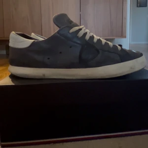 Blåa Philippe model  - Snygga blåa philippe modelskor med vita detaljer och snörning. Perfekta för en avslappnad stil. Skorna har en klassisk design med en vit sula som ger en fin kontrast. (Skokartong ingår inte)