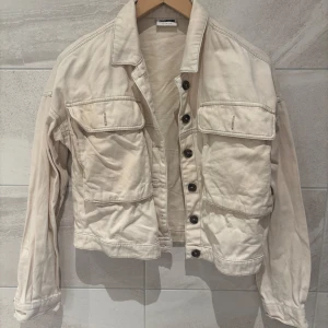 Begie jacka  - Fin Begie jacka perfekt nu till våren! Lite skrynkligt då den är tvättad. men så fin när det är strykt!🫶 Skriv vid frågor