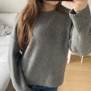 Grå stickad tröja från Zara💓 - Jättesnygg och stilren stickad tröja från zara💓 Är i bra skick och har en superfin färg💗Skriv vid fler frågor eller för privata bilder💕