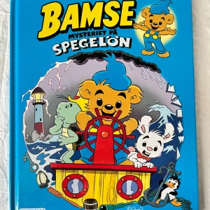 Bamse och Billy Boy - Bamse och vännerna möter en argsint häst med svarta prickar som behöver hjälp. De upptäcker att hästen heter Billy Boy och ställer upp i en tävling. En spännande berättelse med illustrationer av Thomas Holm.