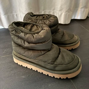 Gröna vadderade boots - Säljer dessa superfina och sköna gröna vinterskor! Superfint skick❣️