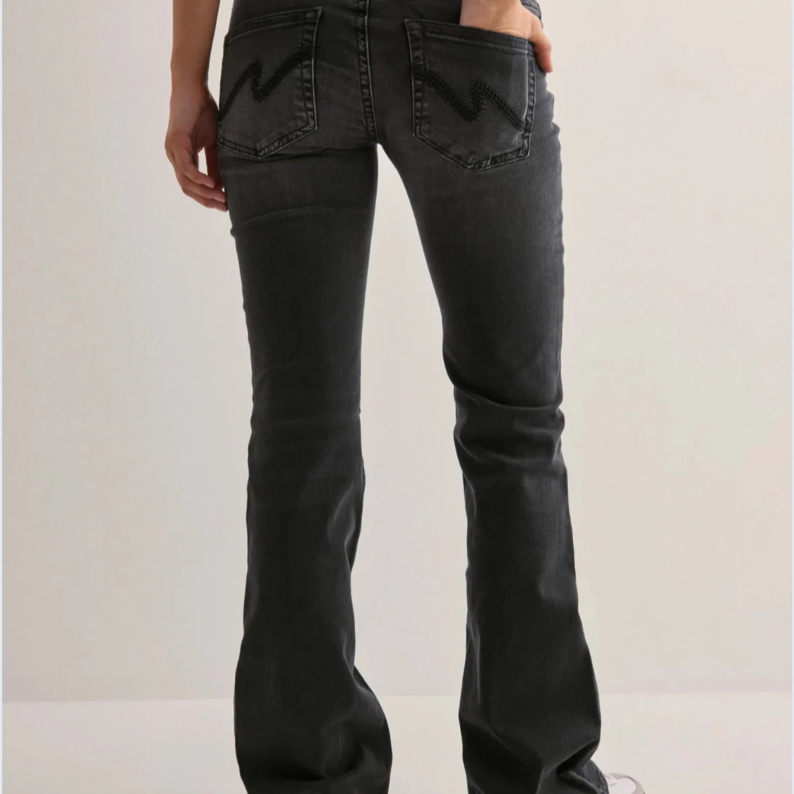 Svarta bootcut jeans med hål. - 1