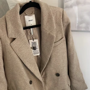 Beige kappa från Object - Snygg beige kappa som är oanvänd!
