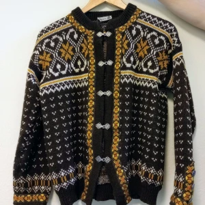 Finaste lusekoftan i toppen skick  - Nytvättad  Byst: 52 cm Längd: 60 cm Ärm: 63 cm