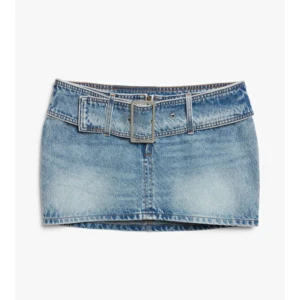 Blå jeanskjol med bälte - Trendig blå jeanskjol med ett brett bälte och spänne i midjan. Kjolen har en kort längd och en klassisk denimlook med ljusa tvättade detaljer. Aldrig använd då den inte är min stil 