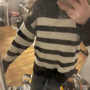 Randig stickad tröja från Gina tricot - Säljer en randig skön stickad tröja från Gina tricot🥰🫶tröjan är i storlek 134-140, men passar mig perfekt och är till och med lite stor för mig som är ca 155😊pris kan diskuteras🌸