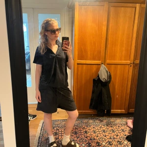 Frotté set från H&M - Säljer ett frotté set från H&M som är perfekt för när man ska åka utomlands och gå till stranden. Setet är perfekt för när man vill slänga på sig något snabbt. Setet har inte använts mycket och är därför i mycket bra skick. Priset kan diskuteras💞🥰