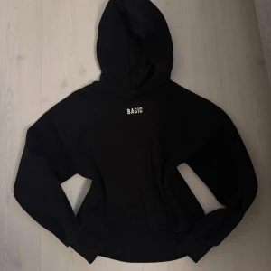 Svart hoodie från Gina Tricot - Säljer en svart hoodie från Gina Tricot med texten basic 💕
