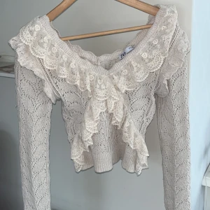 Beige spetströja från Zara - Säljer min tröja med spets från Zara på grund av för lite användning på senaste. Tröjan har inga defekter eller fläckar. 