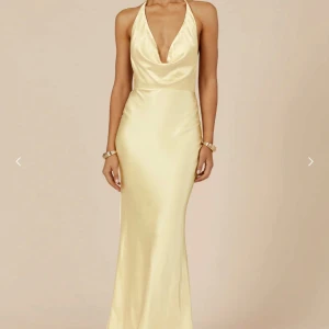 Jätte fin balklänning!! - Jätte vacker gul balklänning från Runaway. Helt ny med prislapp. Har aldrig använt då jag hittade en annan. Klänningen har en djup v-ringning och öppen rygg med knytband i nacken. Passar perfekt till bal eller likande. ✨💕