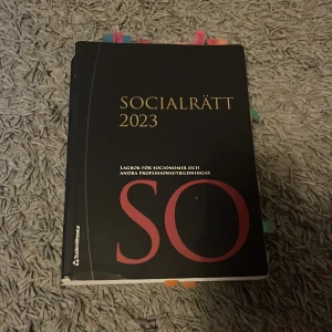 Socialrätt 2023 - Lagbok för socionomer och andra professionsutbildningar. Boken är full av färgglada flikar för enkel navigering. Perfekt för studenter inom socialt arbete som behöver en uppdaterad och omfattande resurs.
