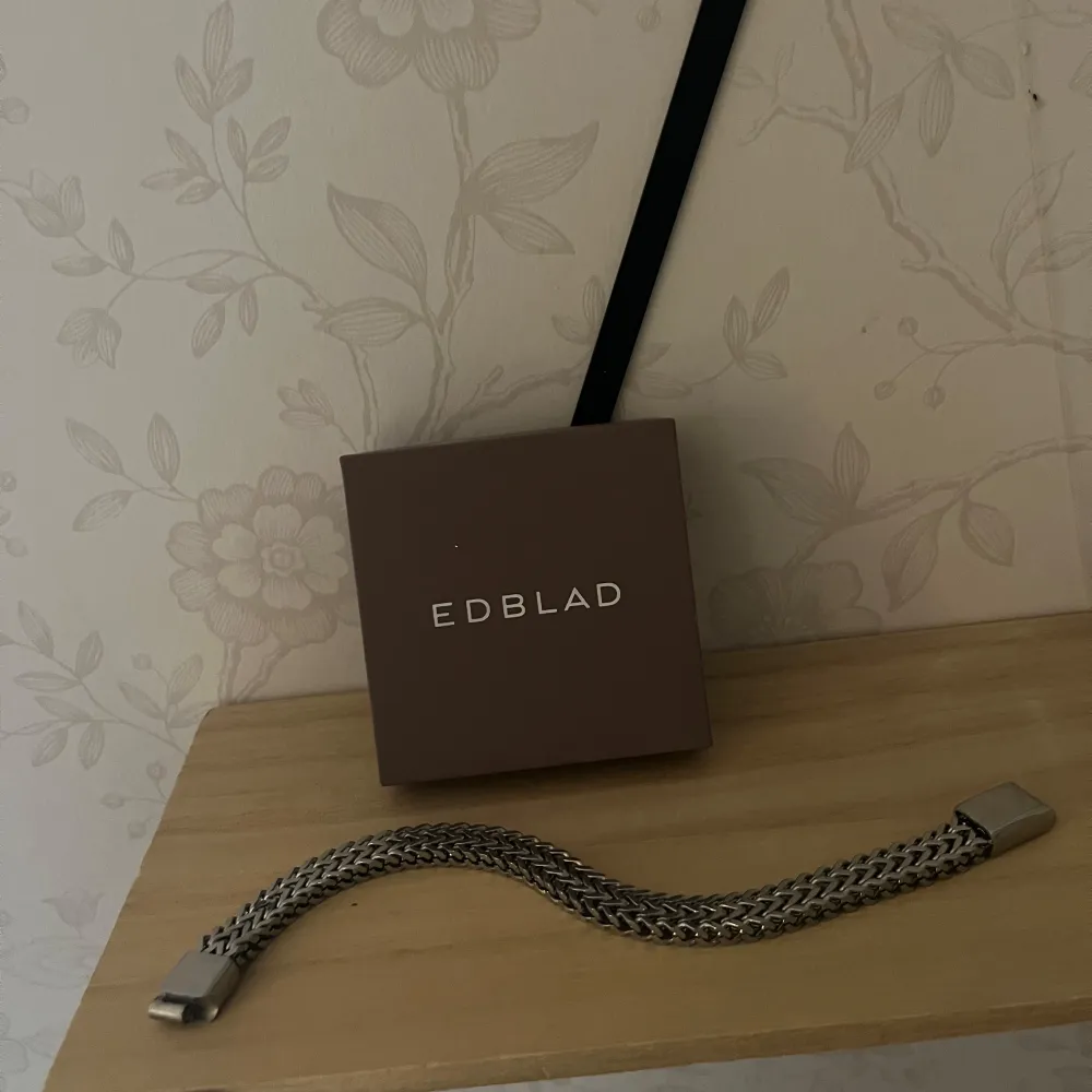 Stilrent och elegant silver armband från Edblad. Armbandet har en flätad design och ett smidigt lås som gör det enkelt att ta på och av. Helt oanvänt pga förstort.. Asusteet.