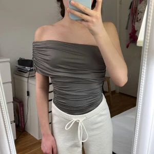 Off shoulder body - Jättefin body med off shoulder. Helt ny