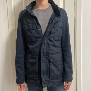 Fieldjacket - Fieldjacket från Alvaro Moreno | Skick 8/10 | Storlek XS | Längd på modellen 169 | Helt felfri | Frågor? Kontakta oss!