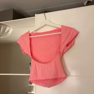 Rosa rygglös topp - Säljer en söt rosa topp med korta ärmar som är öppen i ryggen. Hör av er vid funderingar eller om ni vill ha bilder med hur plagget sitter på mig. Titta gärna in mina andra plagg!