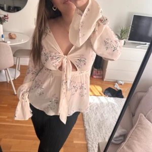 Blommig blus - Söt blus, kommer ej t användning , storlek 34 men passar 36 oxå🌟