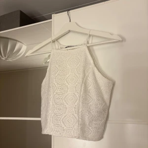 Vit spetslinne från Gina Tricot - Säljer ett stilrent vitt spetslinne från Gina Tricot. Linnet har en elegant spetsdesign och smala axelband. Hör av er vid funderingar eller om ni vill ha bilder med hur plagget sitter på mig. Titta gärna in mina andra plagg!