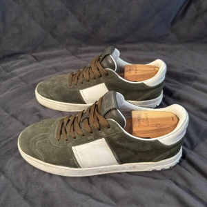 Valentino flycrew - Säljer nu dessa riktigt snygga Valentino flycrew skorna i den eftertraktade färgen olivgrön! De är i mycket bra skick och alla nitar är kvar. De är i storlek 41 men passar även 42. Endast skorna medföljer vid köp och de är givetvis äkta. Vid ytterligare frågor eller funderingar är det bara att höra av sig! 🙏🏽