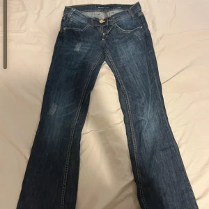 Low waist jeans från Miss Sixty - Snygga blå jeqns från Miss Sixty. De har en låg midja och en bootcut-stil som ger en retro känsla. Inga bilder på då del är försmå💞 Innebenslängd: 86.                                           Midjemått (raktöver): 35