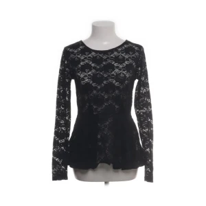 Svart spetsblus från BikBok - Snygg svart spetsblus från BikBok i storlek M. Blusen har långa ärmar och ett vackert spetsmönster som ger en elegant look. Perfekt för att lyfta vilken outfit som helst.