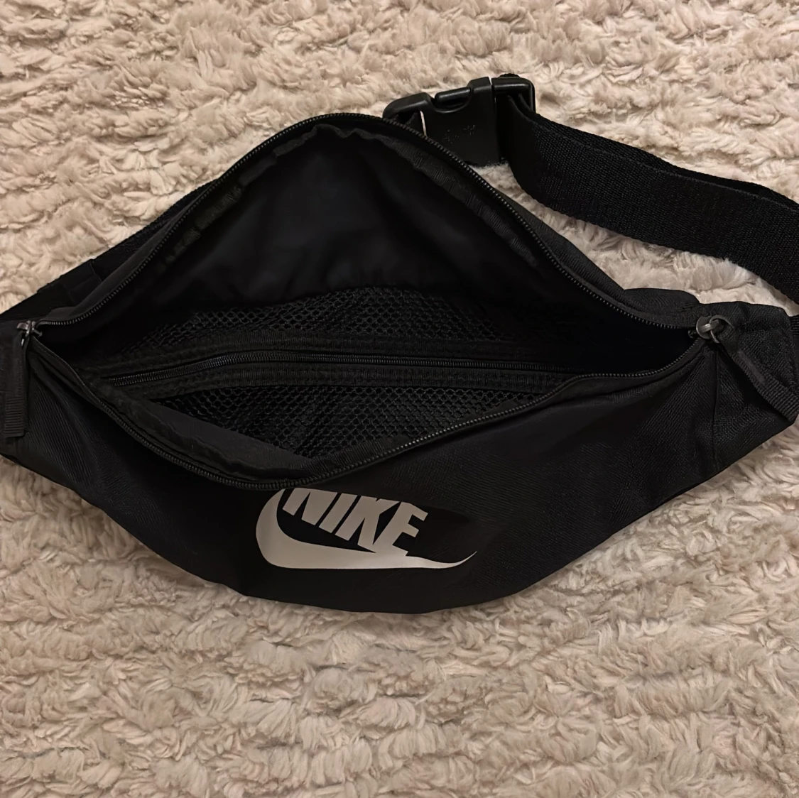 Svart midjeväska från Nike - 2