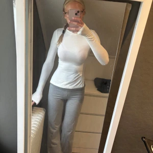 Tröja - Vit ribbad tröja med slit i nyskick!🤍