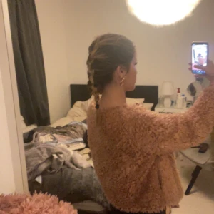 Beige teddyjacka - Säljer en mysig beige teddyjacka med långärmad design. Perfekt för att hålla sig varm och stilren under kyligare dagar. Jackan har en fluffig textur som ger en trendig look.