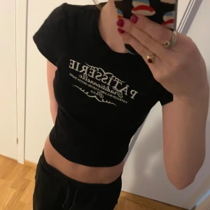 Baby Tee - Säljer en baby tee från h&m i storlek S. Inga defekter💕