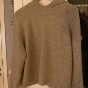 Beige stickad hoodie - Mysig beige stickad hoodie.  Tröjan har långa ärmar och en bekväm huva. Helt ny och aldrig använd. Säljer pga att den bara blivit hängandes i garderoben 🤗💕 är storlek L men skulle säga att den passar S och M 