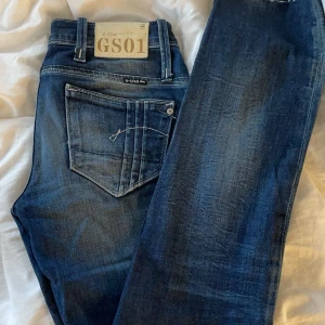Mörkblå jeans från G-Star RAW - Säljer ett par gstar jeans då de inte passar mig, de är normala i storlek och passar mig perfekt i längden, jag är 1,66. Använda några fåtal gånger, de är köpta second hand då de var i nyskick. Storleken är 27,34