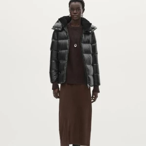 Massimo dutti jacka  - Hejsan! Säljer min Massimo dutti jacka som är i stort sätt oanvänd🩷Luvan går att ta av och sitter fast med knappar, fråga ifall ni undrar något😊ny pris runt 3000kr vet inte exakt 