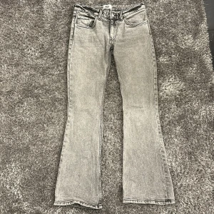 Grå bootcut jeans från lager 157 - Säljer ett par snygga low waits bootcut jeans💞dom e i bra skick, har använt dom ett få tal gånger. Nypris: 400 säljer för: 150
