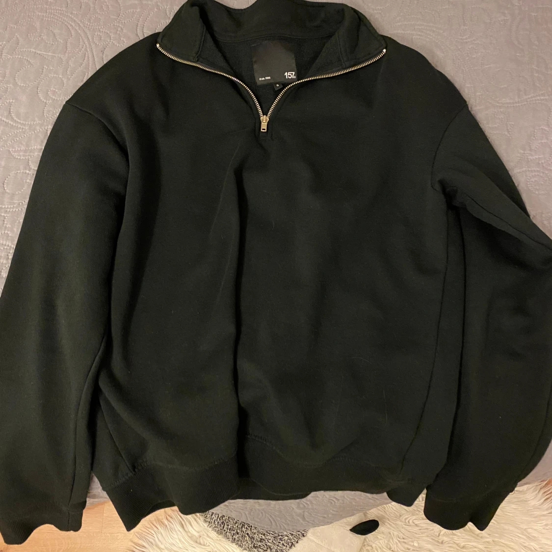 Svart tröja med dragkedja