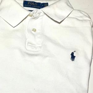Ralph Lauren | Piké - Ralph Lauren Piké | Vit | Små tecken på användning, en föredetta favorit från min sida därav. Pikén är väl omhändertagen och tvättad | Riktigt Jordan Belfort stuk | Perfekt för den som vill ha en fet piké till varma sommardagar | Nypris 1299:-