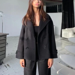 Design by si kappa - En mycket fin kappa. Använd en vår, men inget som märks av, väldigt fint skick! ❣️ Nypris- 757 kr. Dm för bilder på!