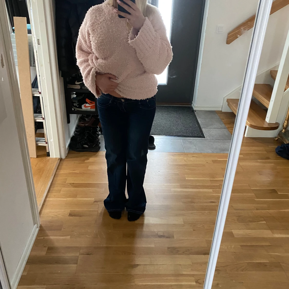 Mörkblå jeans med broderade bakfickor - 3