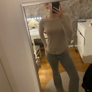 Beige långärmad tröja från Gina Tricot - Säljer en beige långärmad tröja från Gina Tricot. Perfekt nu till våren!!