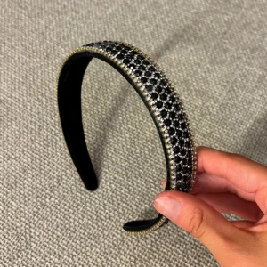 Svart diadem med glittriga detaljer - Snyggt svart diadem med glittriga detaljer i silver. Perfekt för att ge en extra touch till din outfit. Diademet har en elegant design med små pärlor som ger en lyxig känsla.