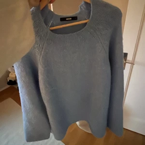 Blå stickad tröja  - Mysig blå stickad tröja, så fin att ha på sommaren, den är oversize och så fint att ha till en kjol!