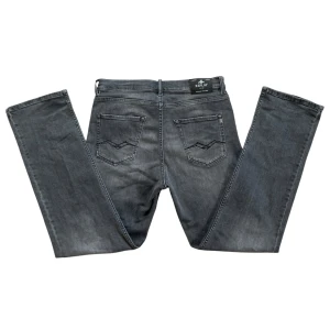 Grå Replay Jeans - Snygga grå jeans från Replay med klassisk femficksdesign och diskret broderi på bakfickorna. De har en modern passform och är perfekta för en stilren look. Märkeslappen på baksidan ger en extra touch av stil.Modellen är THAD som är straight. De är i storleken 166 cm men jag skulle säga att de är i W28 L31. Priset är inte hugget i sten och kom gärna med frågor!🩶👖