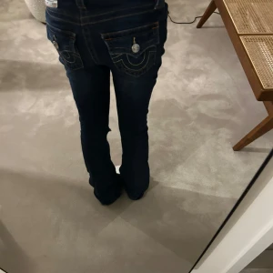 Mörkblå jeans från true religion - Snygga mörkblå jeans med broderade detaljer på bakfickorna och slitningar på benen. 😍😍
