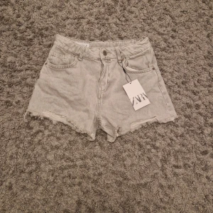 Grå jeansshorts från Zara - Snygga grå jeansshorts från Zara. Storlek 164. Aldrig använda. Med prislappen kvar.