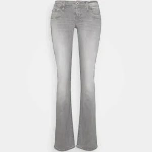 Grå bootcut jeans - Snygga grå bootcut jeans i modellen valeire från ltb. Dem har små små tecken på användning men är i väldigt bra skick ändå. Det står W25 L32 på insidan men passar som L30 💗💗💗 Skulle vara så fint till en vårtopp 🫶🏻