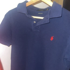 Blå pikétröja från Ralph Lauren - Tja, säljer min mörkblåa ralph lauren pike nu för den inte passar mig. Fint skick , storlek M men passar S också