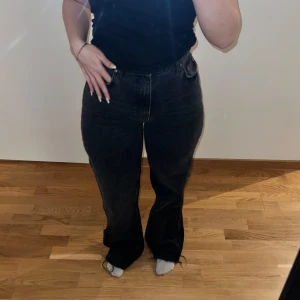 Mörkgråa högmidjade jeans  - Snygga mörkgråa jeans med hög midja från Ginatricot i storlek 38. De är raka i benen samt avklippta längst ner som jag själv har gjort. Jag är 158 cm lång och de är lite långa på mig. Köparen står för frakt. 🩷